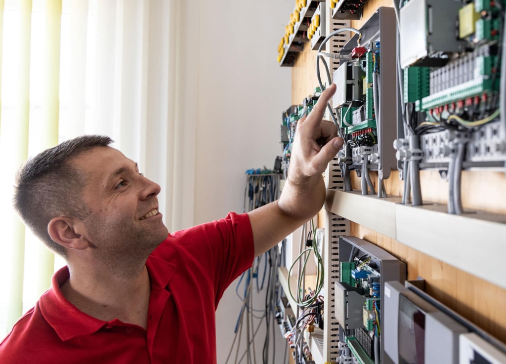 Stefan Friedl arbeitet an Prototypen