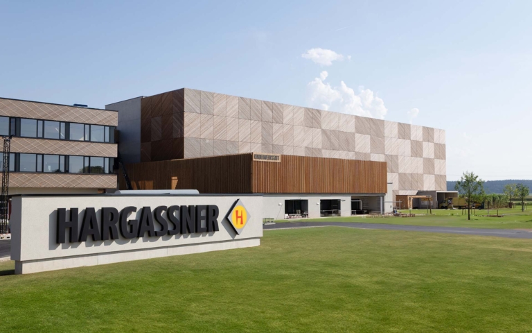 Exterior view of the new Hargassner wooden car park with the "Kinderwerkstatt" nursery in front of it