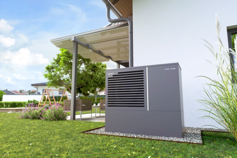 Einfamilienhaus von außen, Blick auf Terrasse und Außenmodul Hargassner Wärmepumpe Airflow-M