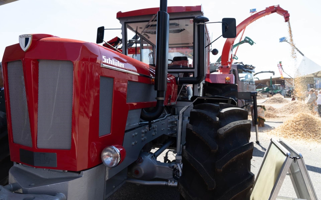 Schlüter Super 2000 TVL tractor at the Hargassner in-house exhibition