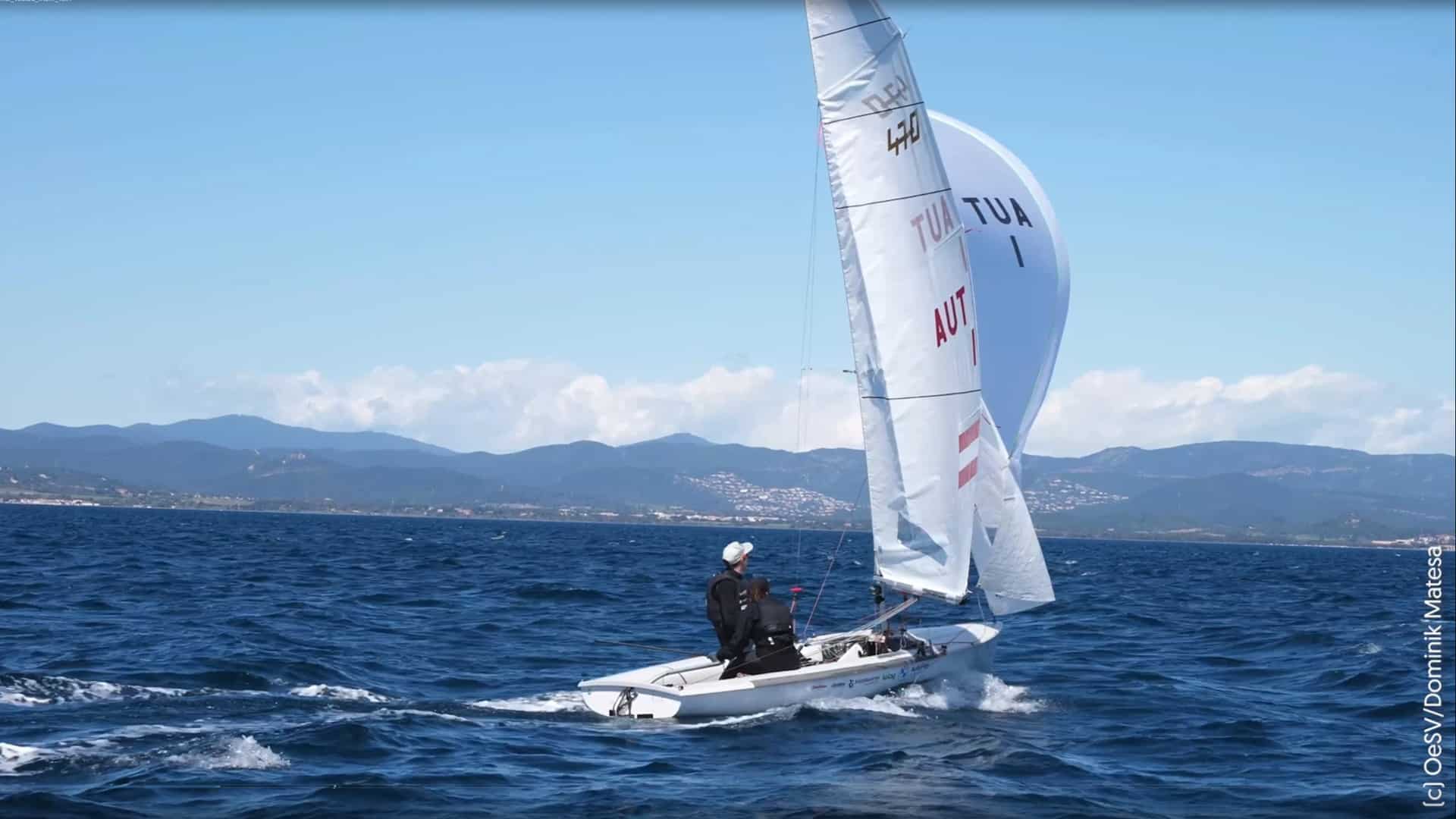 Lara Vadlau und Lukas Mähr am Segelboot mit Blick auf die Berge im Hintergrund