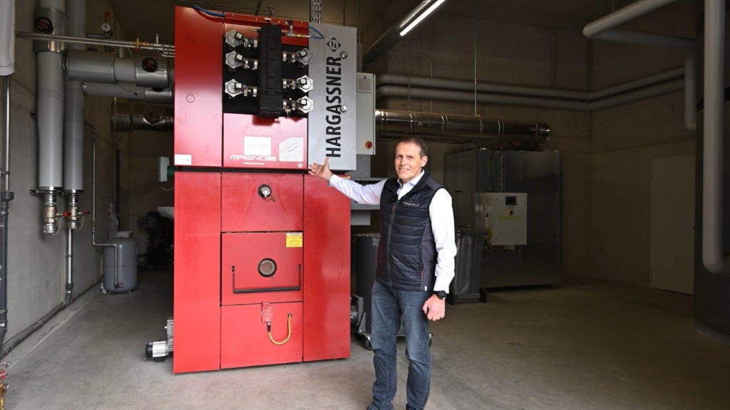 Hargassner Mitarbeiter vor Magno beim Sägewerk Schneider | Referenz