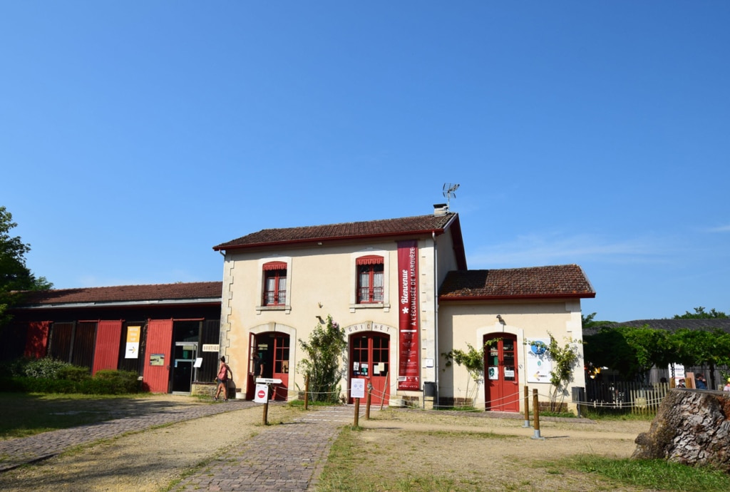 Façade de l'écomusée de Marquèze à Sabres