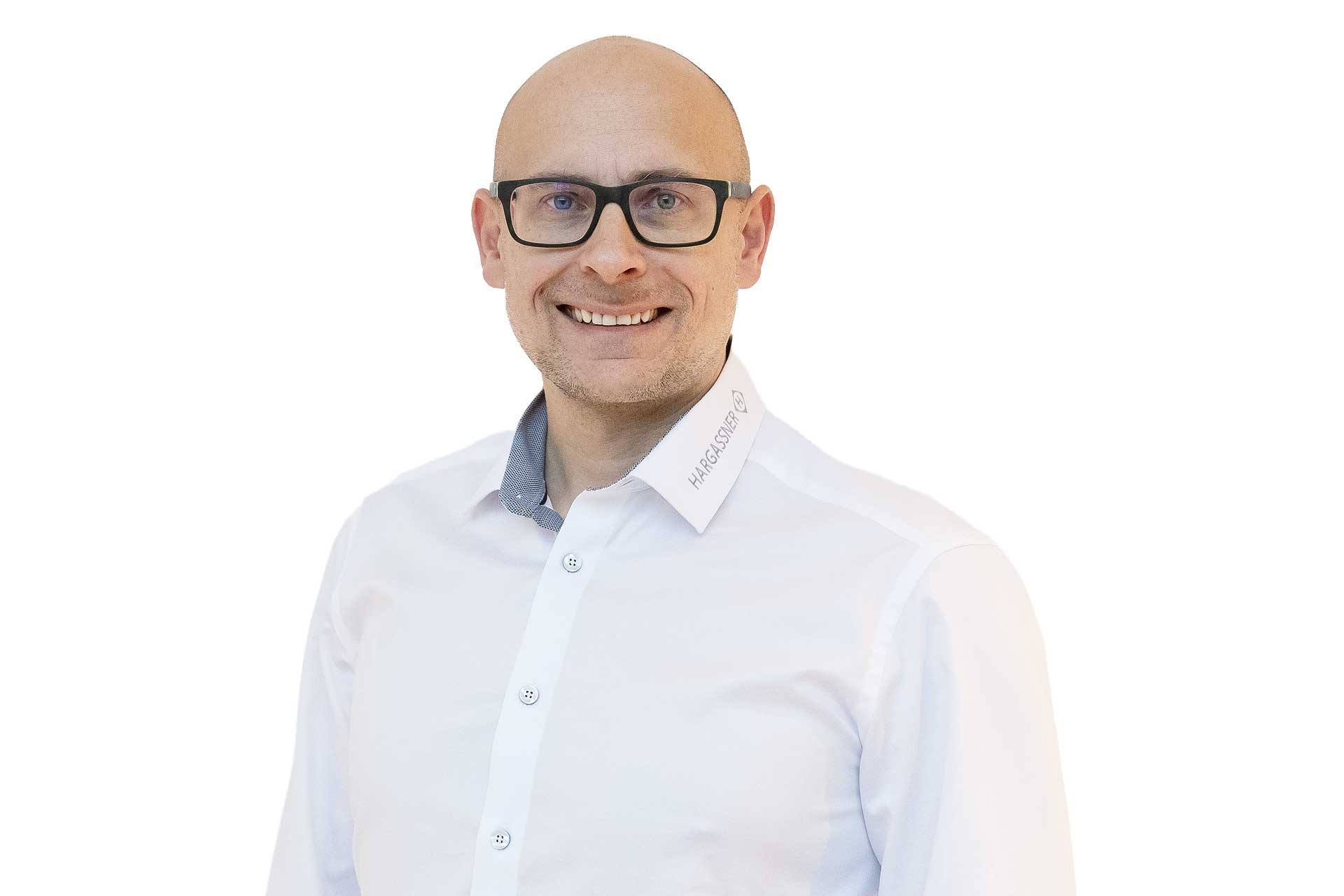 Profilbild Ansprechpartner Thomas Lochmahr mit Brille und weißem Hemd vor weißer Wand.