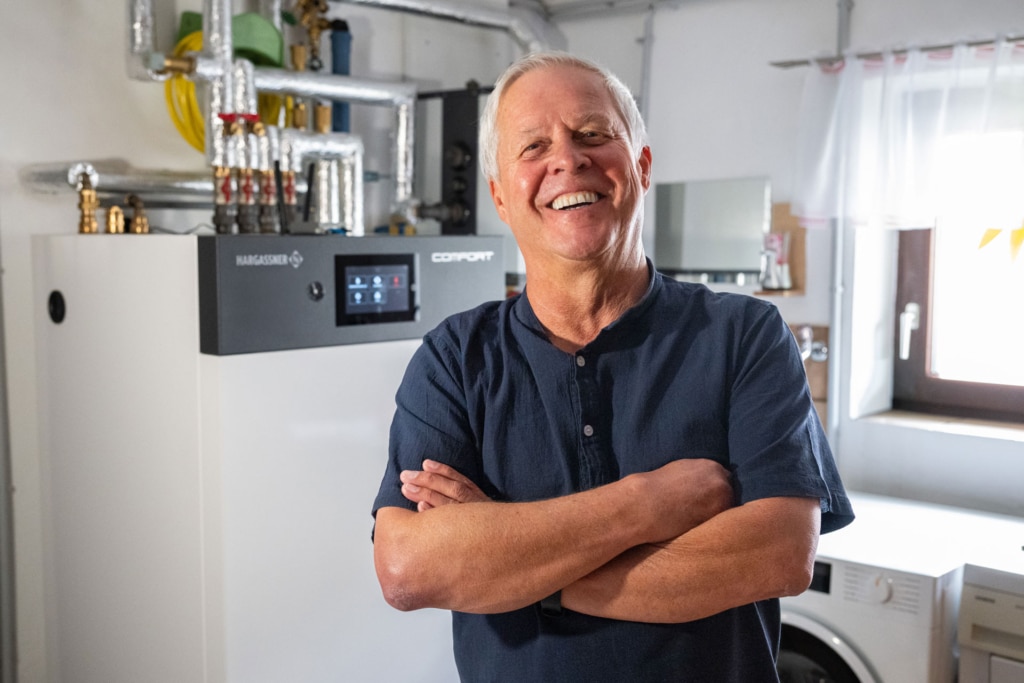 Mr Mehlstäubler with indoor module of the new Airflow-M Comfort heat pump | Reference Hargassner