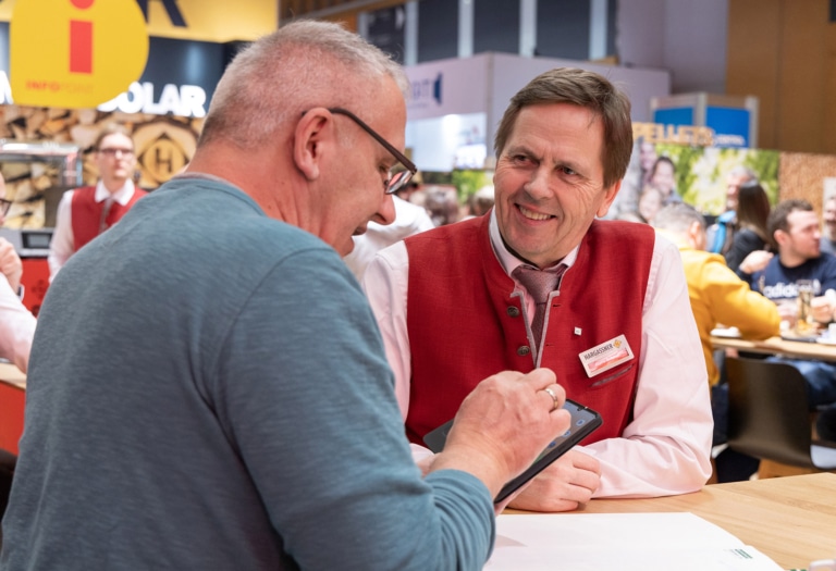 Beratungsgespräch eines Hargassner Experten mit einem Interessenten | WEBUILD Energiesparmesse Wels