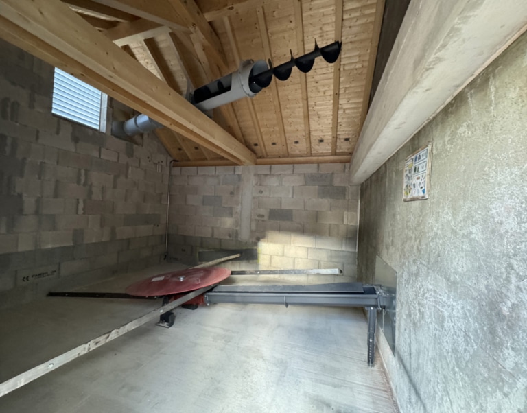 silo à bois déchiqueté avec vis de remplissage horizontale et extracteur de silo ecora