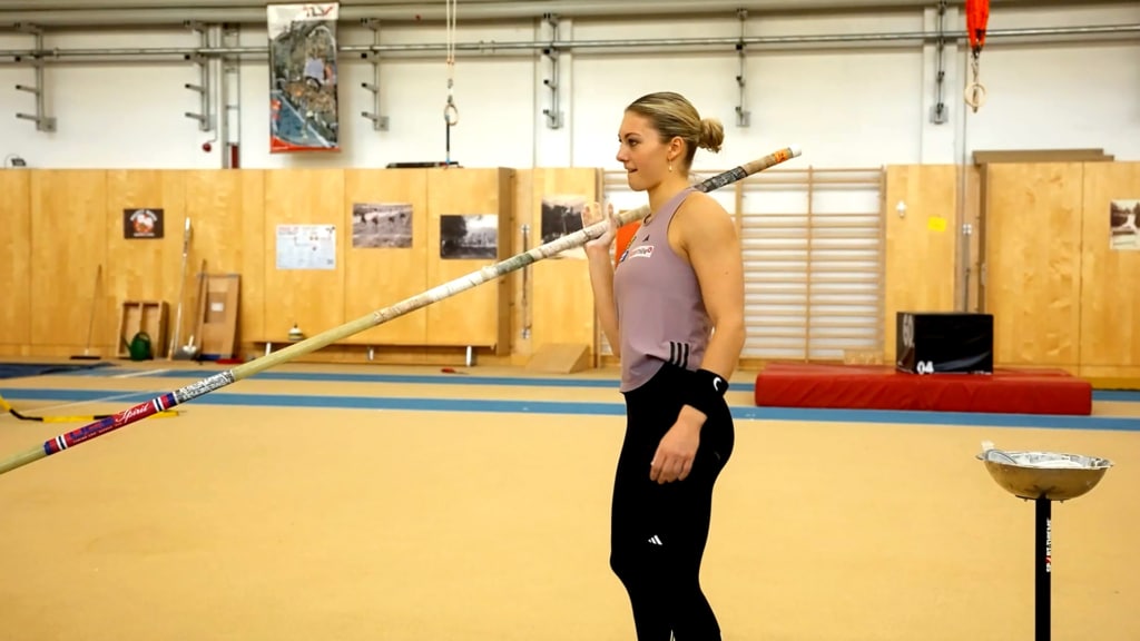 Stabhochsprung-Athletin Magdalena Rauter bei den Trainingsvorbereitungen