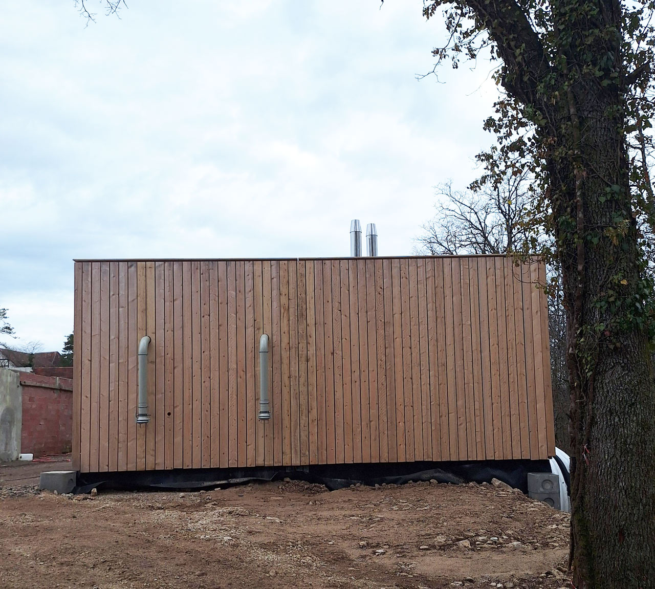 extérieur de la chaufferie avec son bardage en bois