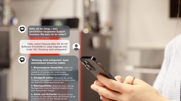 Darstellung eines Chats mit Hargy, dem KI Support-Assistenten von Hargassner, Frau hält Händy in der Hand, links wird der Chat zu einem Fehlercode angezeigt