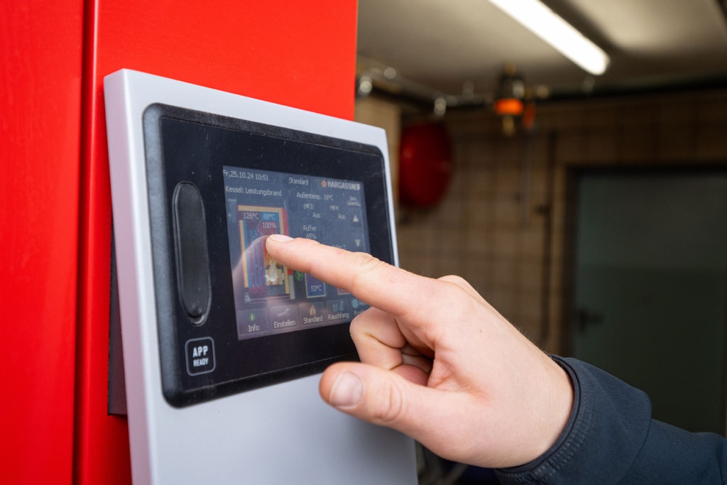Touch display of the Eco-HK wood chip heating system at Landwirtschaft Buchecker | Reference Hargassner