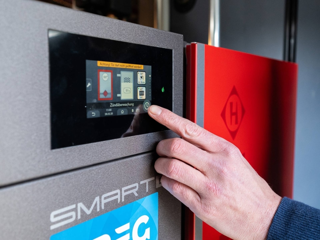 Touch display of the Smart-DUO combi boiler for Kasinger farmhouse | Reference Hargassner