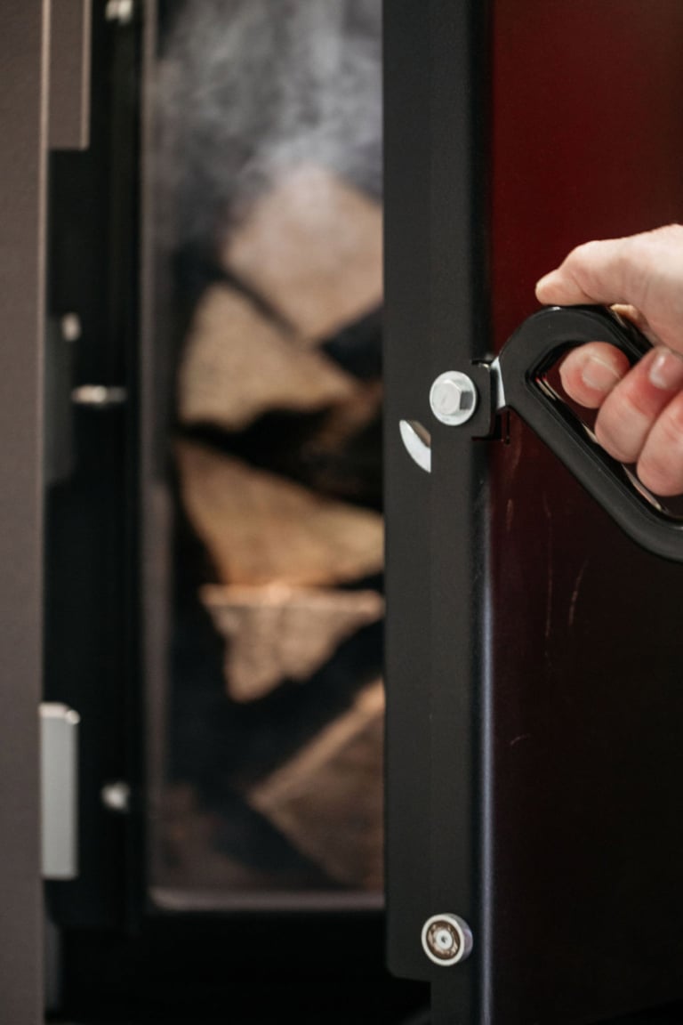 ouverture de la porte d'une chaudière à bûche HARGASSNER