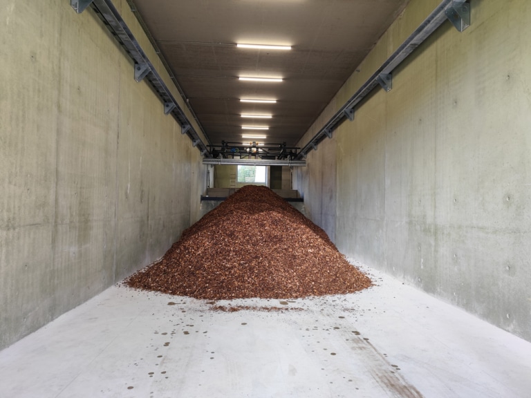 silo à bois déchiqueté de 30 m avec un extracteur AA biomass