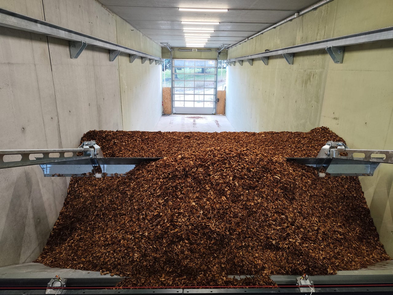 silo à bois déchiqueté avec un convoyeur et un toploader
