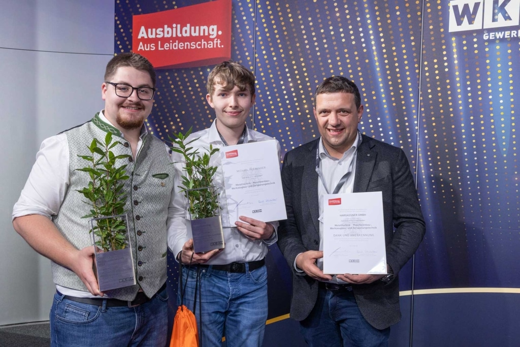Bester Lehrling und bester Lehrbetrieb: Gruppenfoto mit Matthias Lorenz, Michael Pleininger und Anton Hargassner | News Hargassner