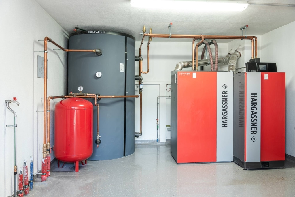 Combi heating system and buffer storage tank from Landwirtschaft Bucher | Reference Hargassner