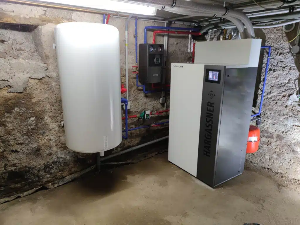 Chaudière à granules Nano-PK installée dans une cave