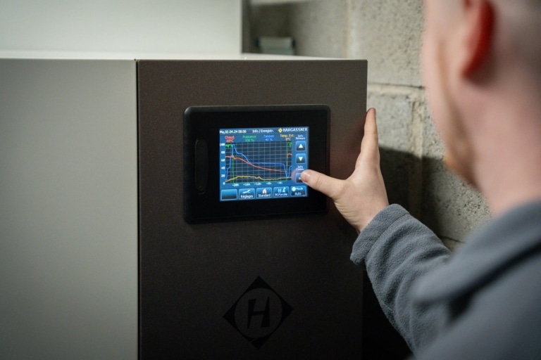 Gros plan sur le pupitre lambda touch tronic HARGASSNER