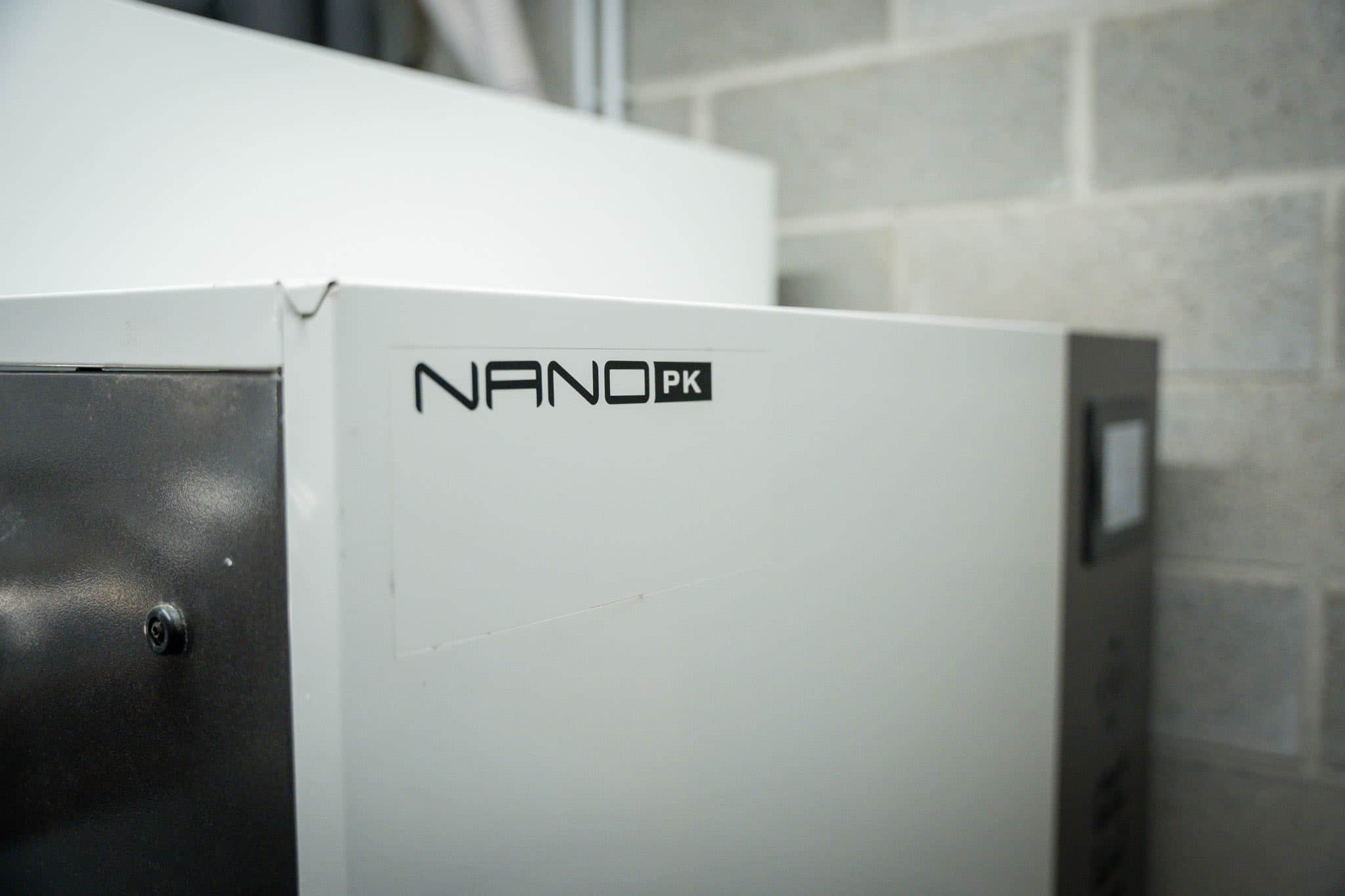 Gros plan sur le logo de la Nano-PK