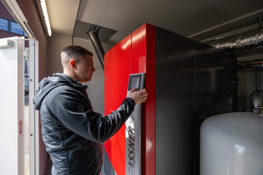 Hargassner Projektleiter bei Hackgutkessel Eco-HK bei Metallbetrieb Knoblinger | Referenz Hargassner
