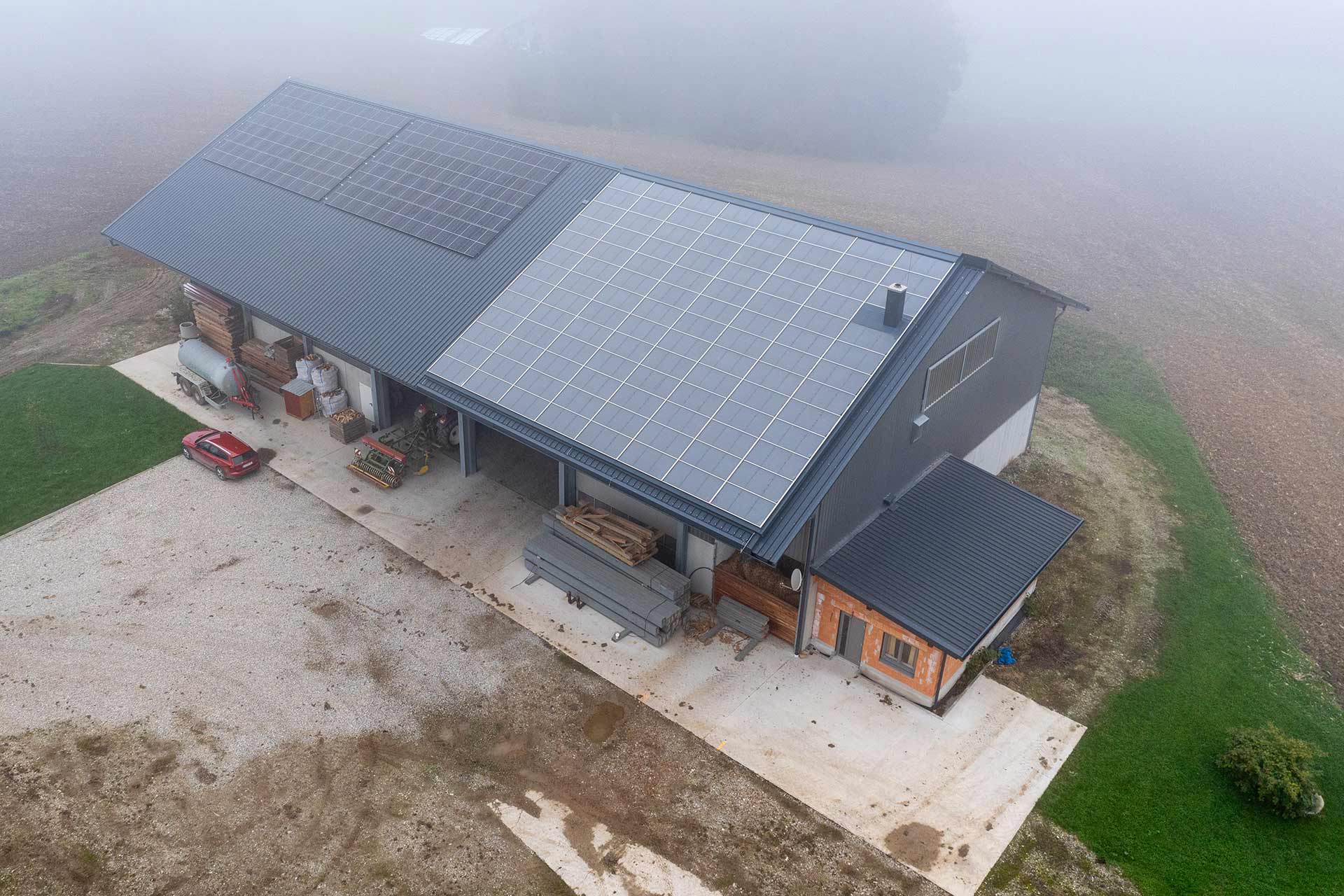 Solarpanele am Gebäude von Familie Dachs | Referenz Hargassner