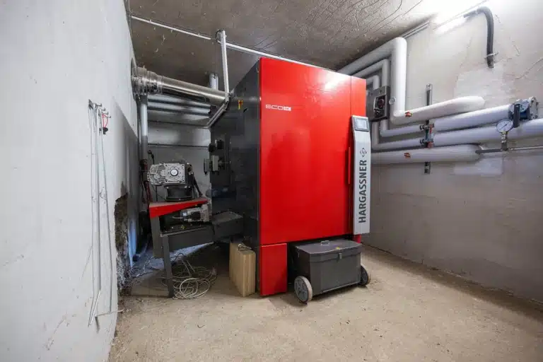 Hackgutkessel Eco-HK im Heizraum bei Landwirt Gradinger | Referenz Hargassner