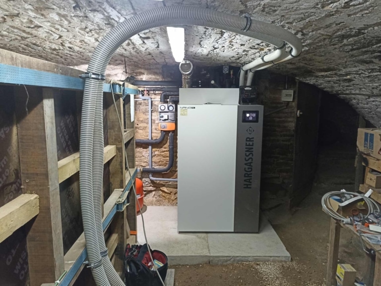 Chauffage central aux pellets Nano-PK 20-32 installée dans une cave