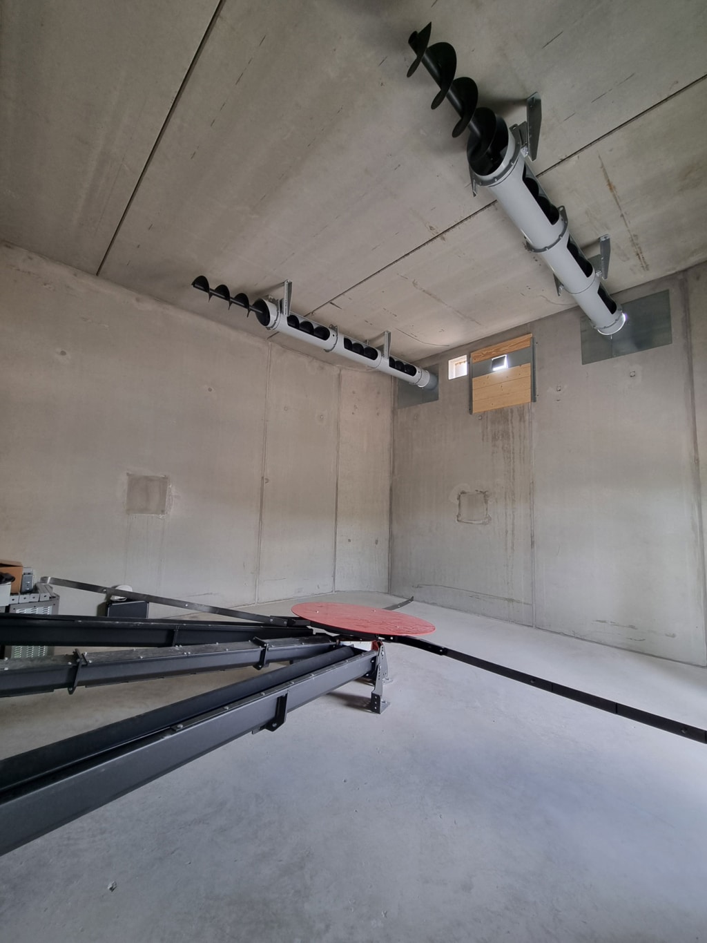 silo à copeaux de bois avec deux vis de distribution horizontales et 1 agitateur pour 2 chaudières en cascade