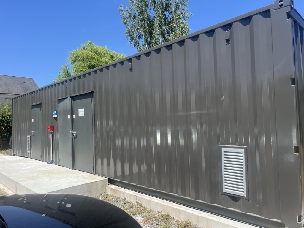 Conteneur métallique de la chaufferie biomasse du groupe scolaire alfred musset