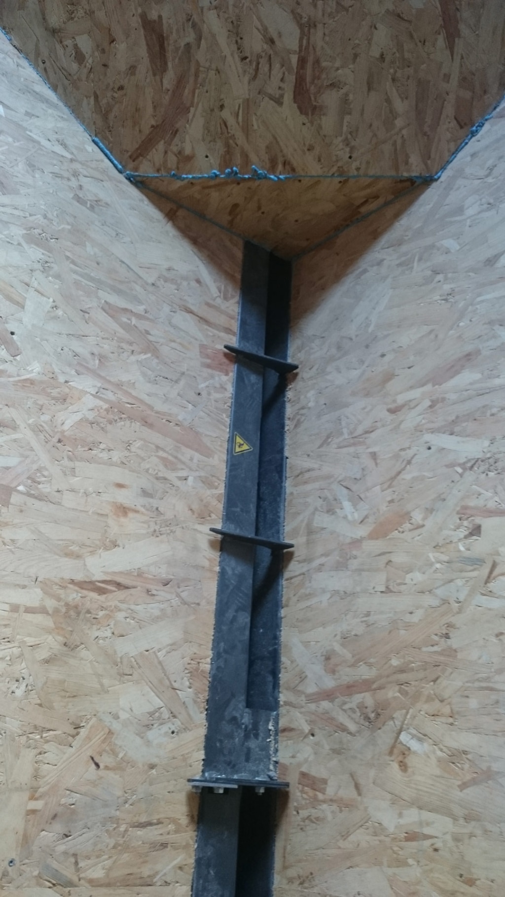 Intérieur d'un silo à pellets avec une vis d'extracteur RAS