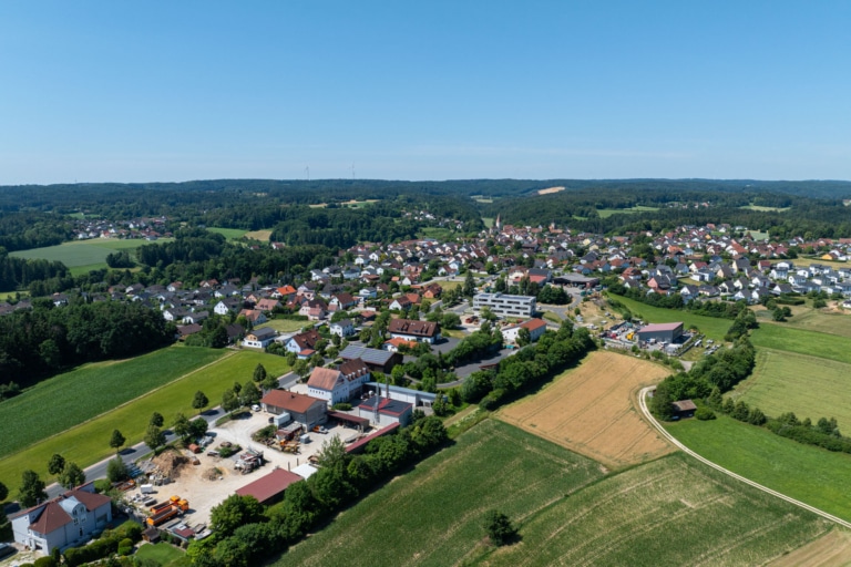 Luftaufnahme der Gemeinde mit neuer Nahwärme Ammerthal | Referenz