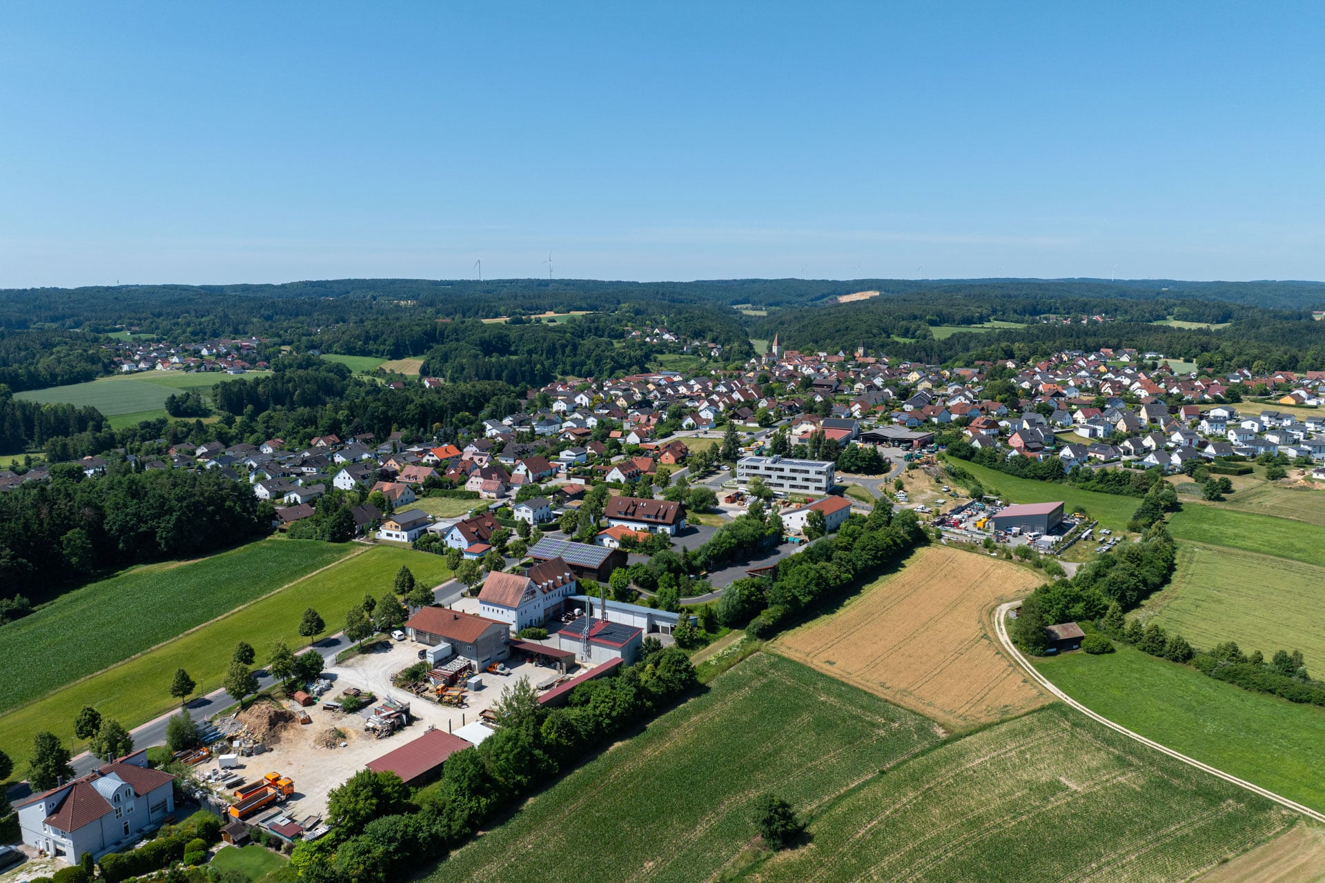 Vue aérienne de la commune avec le nouveau chauffage urbain d'Ammerthal | Référence
