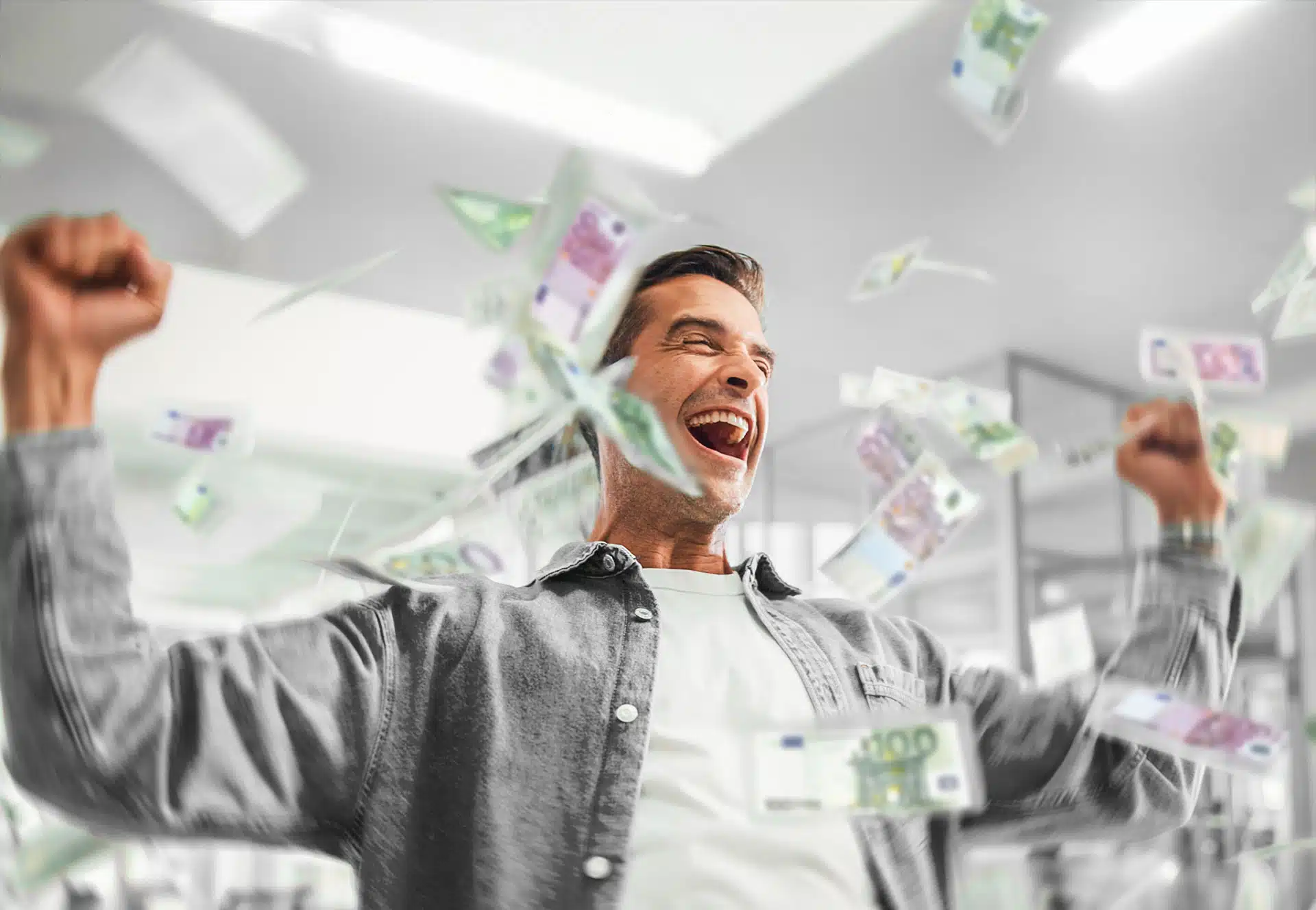 Mann freut sich über die Förderung, Geldscheine fliegen herum