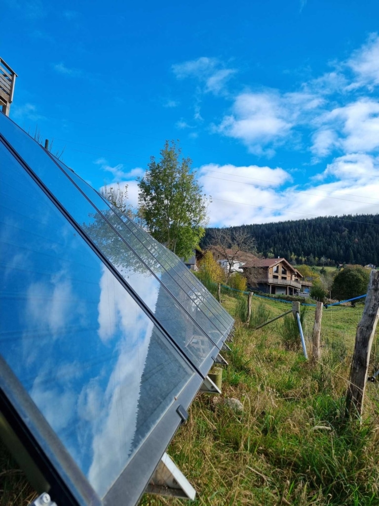 Gros plan sur un chauffage solaire avec 8 TS-300 HARGASSNER