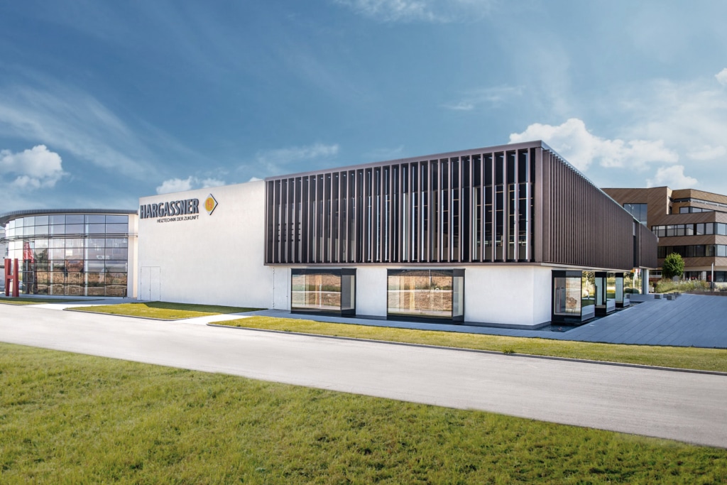 Teil des Außenbereichs Energy World Hargassner mit Service Center