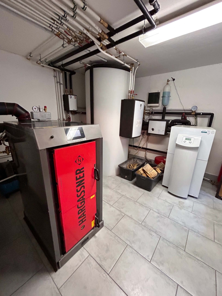 Hybrides Heizen: Stückholzkessel Smart-HV 17 mit Wärmepumpe | Hargassner