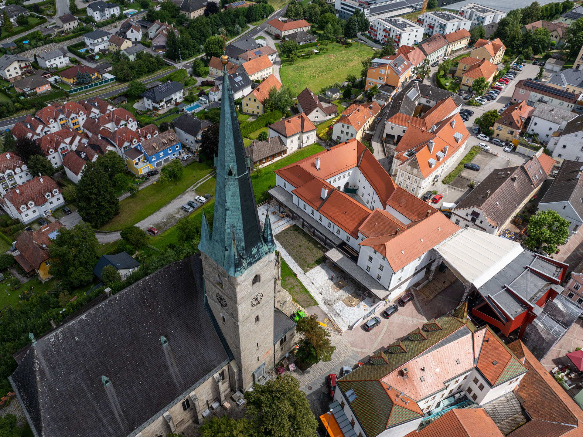 Luftaufnahme Kirche und Nebengebäude Stadt Haag, Referenz Pelletheizung Eco-PK 200