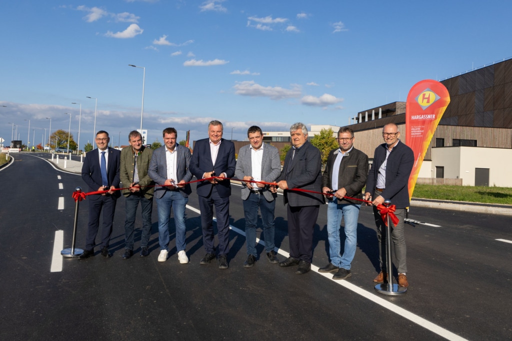 Eröffnung mit rotem Band mit Landtagsabgeordneter Klaus Mühlbacher, Landtagsabgeordneter David Schießl, Markus Hargassner (Geschäftsführung Hargassner), Mag. Günther Steinkellner (OÖ Landesrat Verkehr), Anton Hargassner jun. (Geschäftsführung Hargassner), Anton Hargassner sen. (Firmengründer Hargassner), Gerhard Wiesner (Bürgermeister Weng/Innkreis), Ing. Thomas Zechmeister (Geschäftsführung IBZ Braunau), Ing. Thomas Eckerstorfer (Bezirksstraßenmeister)