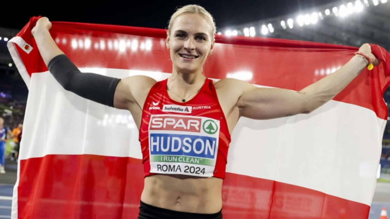 Victoria Hudson mit der österreichischen Fahne