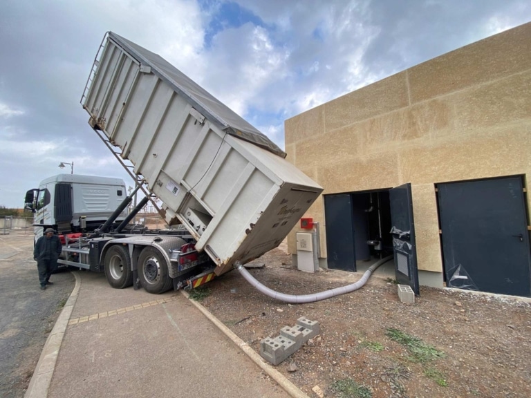 remplissage de silo à bois par camion souffleur