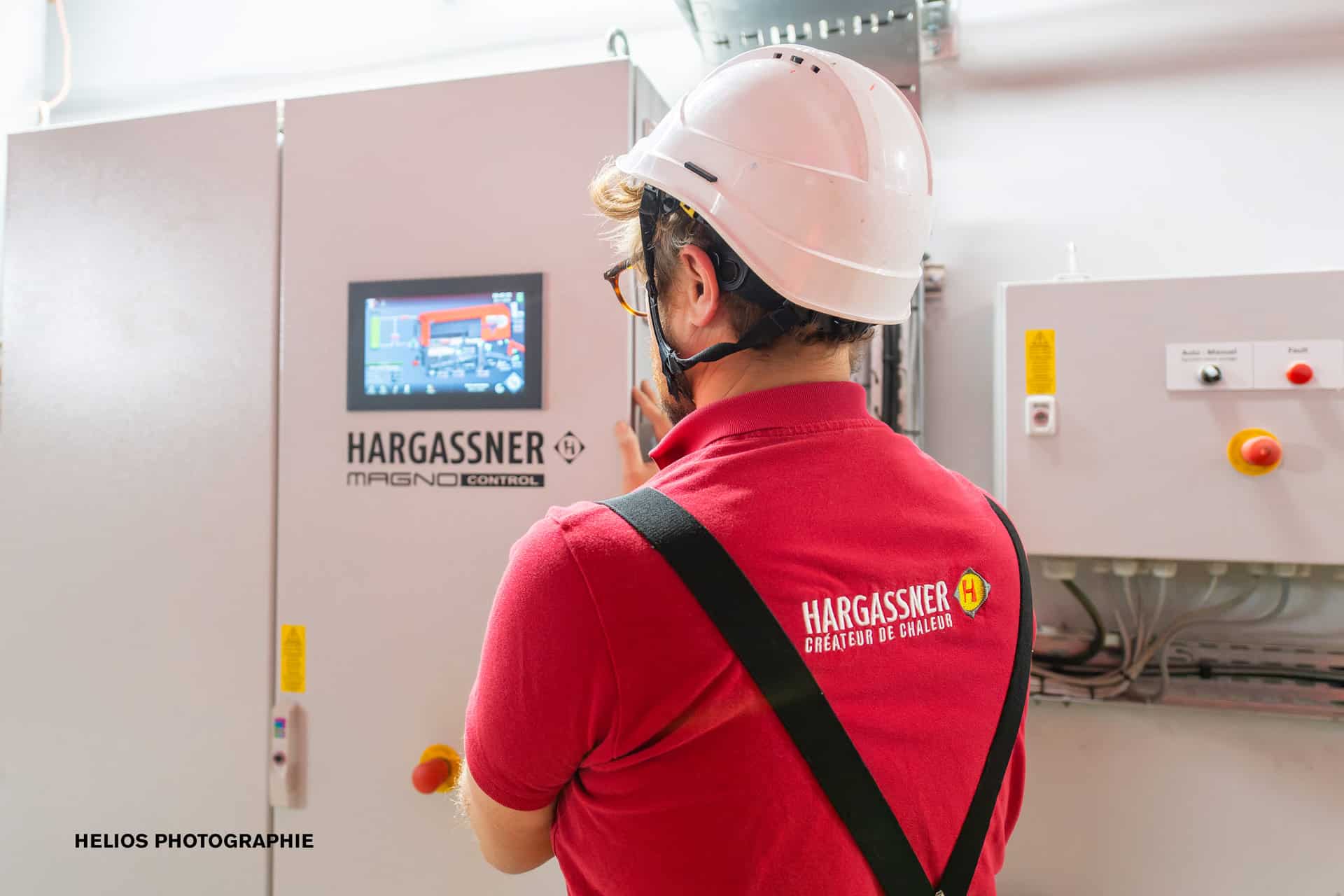 le technicien hargassner paramètre la régulation touch industry