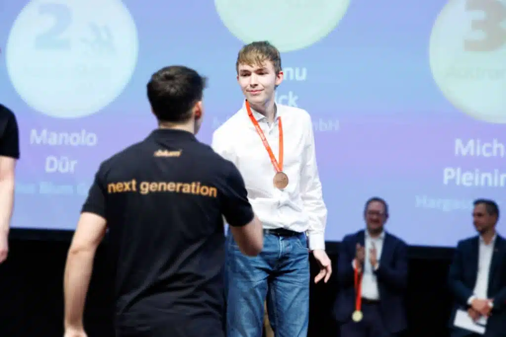 Übergabe der Bronzemedaille an Michael Pleininger. | Fotos: (c) SkillsAustria/MaxSlovencik/Florian Wieser
