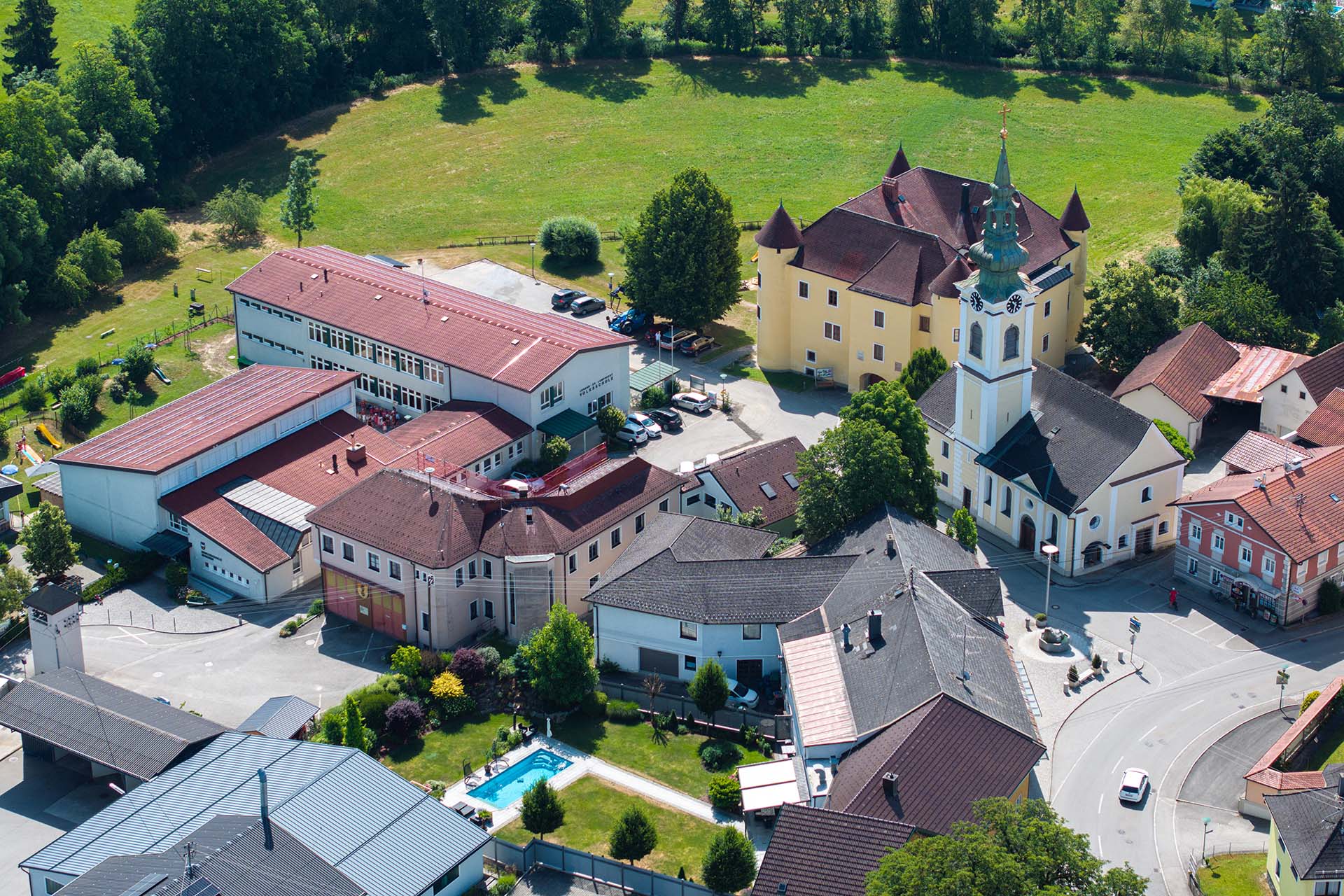 Luftaufnahme mit Blick auf Gebäude, Referenz Gemeinde Sigharting, Nano-PK 65 kW in Kaskade