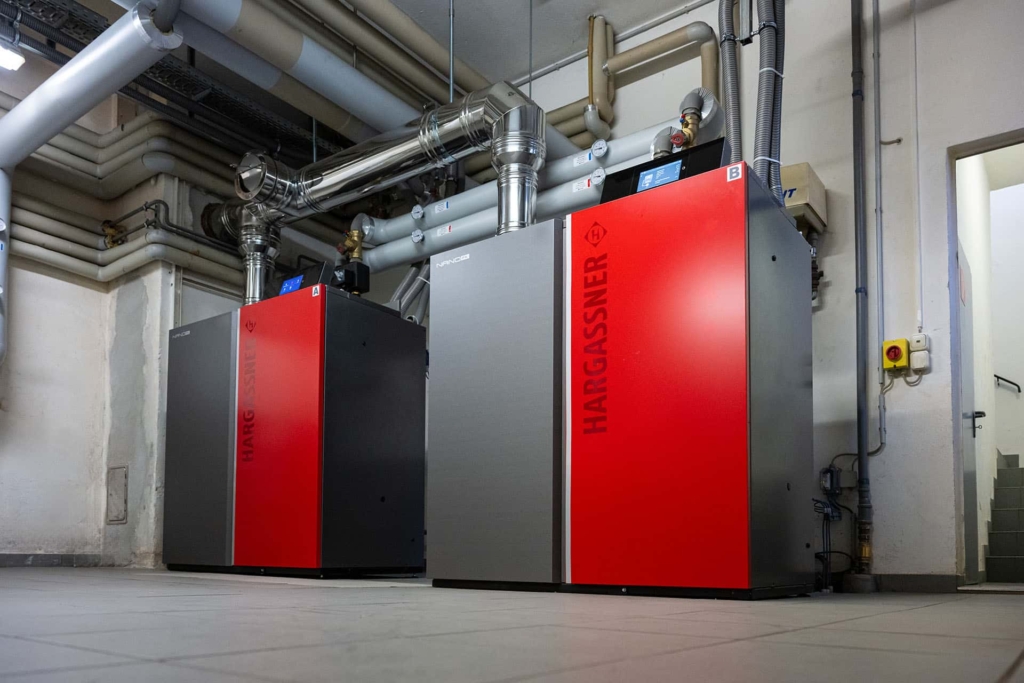 Blick auf die zwei Pelletkessel Nano-PK 65 kW in Kaskade, Referenz Gemeinde Sigharting