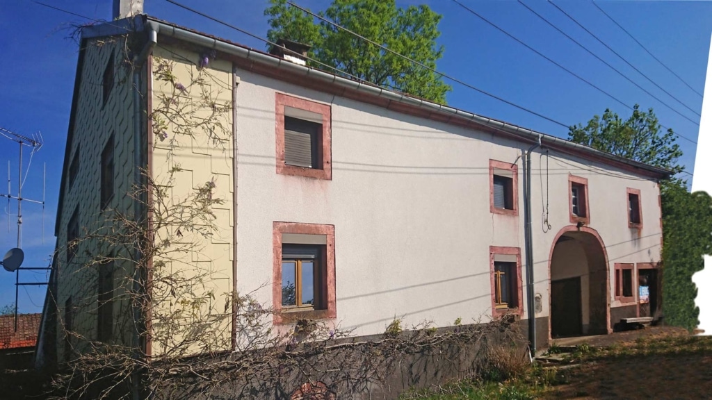 Façade de l'ancienne ferme comtoise devenue une habitation