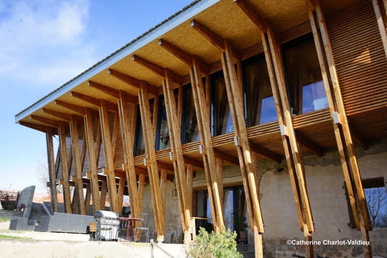 Façade sud de l'habitation avec ses portiques en bois