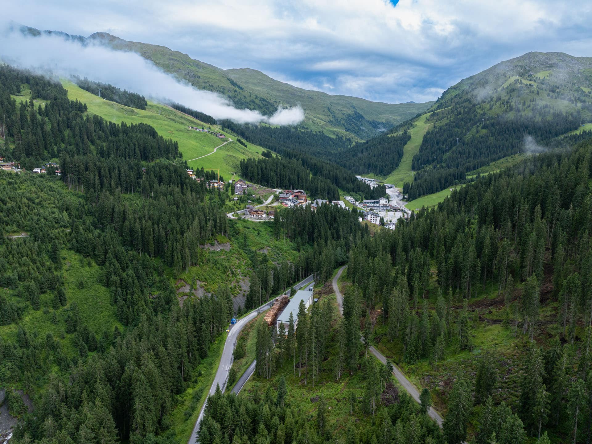 Luftbild von Hochfügen mit Blick auf Heizhaus, Nahwärme Hochfügen | Referenz Hargassner, Magno-SR Kaskade