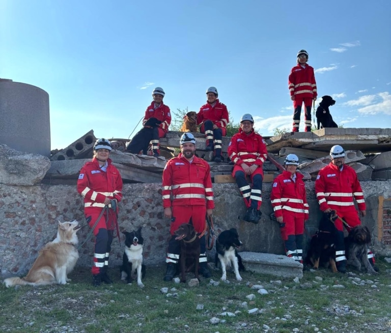 Rotkreuz-Suchhundestaffel Gruppenfoto | Hargassner