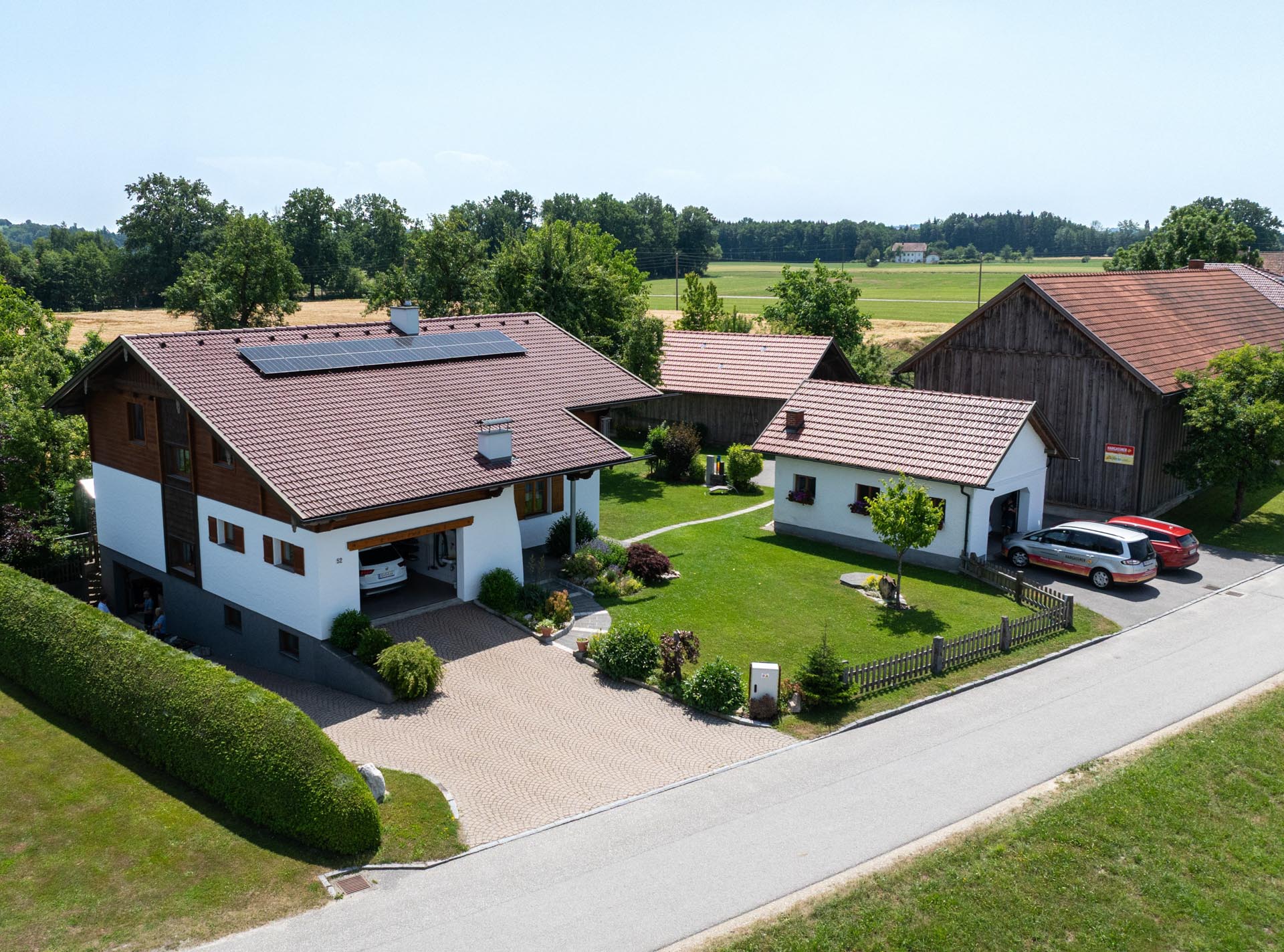 Außenansicht Einfamilienhaus Damberger in ländlicher Umgebung mit installierter, moderner Heizlösung im Bestand